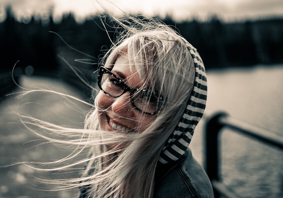 ragazza bionda con occhiali